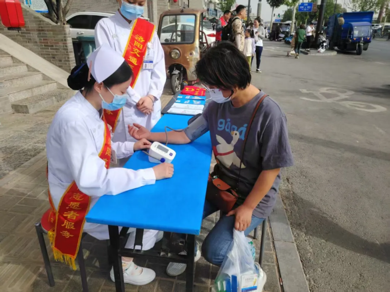 “五一”期間，交通醫(yī)院開(kāi)展“健康零距離，義診護(hù)萬(wàn)家”志愿服務(wù)活動(dòng)